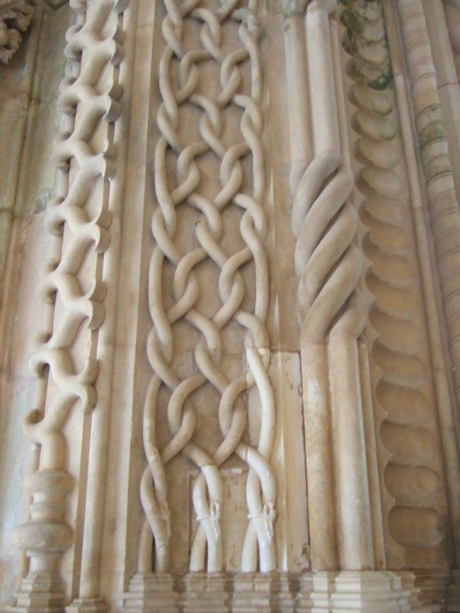 回廊の円柱です。マヌエル様式らしく、船のロープが描かれてました