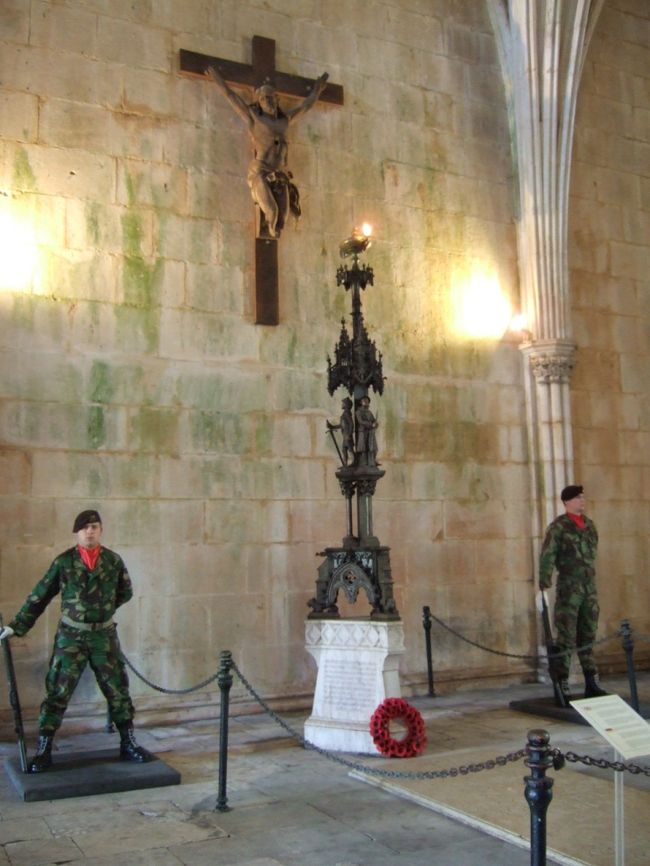 参事会室で、無名戦士の墓を守る衛兵達です<br />