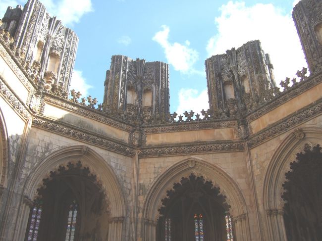 未完の礼拝堂です☆<br />これを見て、ポルトガルに来てよかったぁーと実感しました！途中で切れている柱には、木の幹がニョキニョキ伸びてる様子が描かれてます。青空に向かって伸びてる様子は、ジャックとマメの木の話を思い出しました（笑）