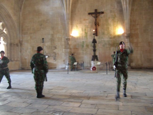 しばらくすると、衛兵の交替式が始まりました。この後、衛兵と一緒に記念撮影しました☆