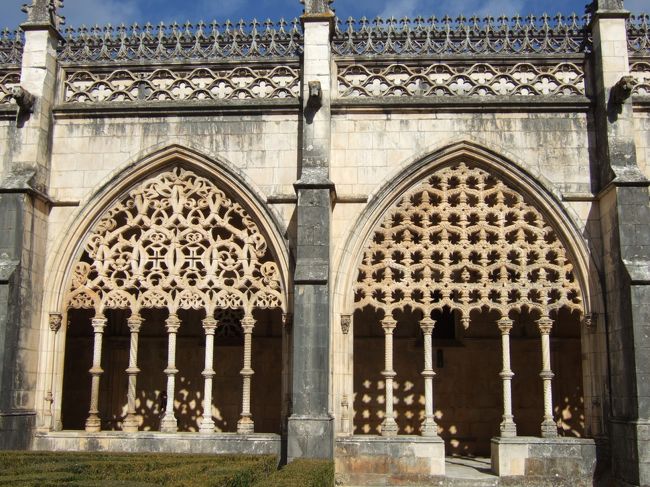 マヌエル様式の回廊を、外側から見た様子です。一つ一つ異なる模様で、よく見るとすごーく細かいです