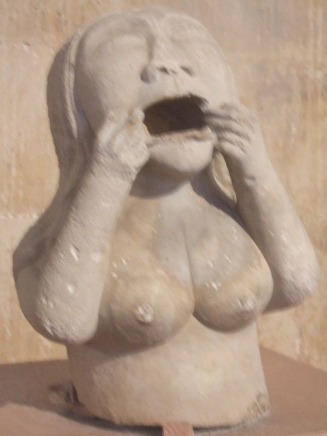 これは、実際に修道院の装飾に使用されていたモノです。誰かに似ている！？