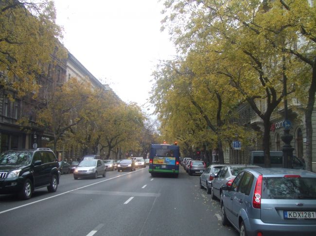 アンドラーシ通りの風景。この辺りから英雄広場まで歩きました