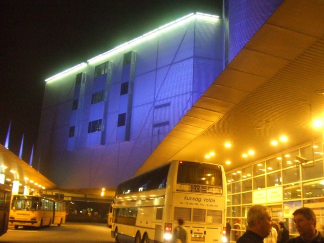 <br />夜のバスターミナル。なんかキレイ<br /><br />ここからバスを乗り継いで、一気にイスタンブールまで！<br />