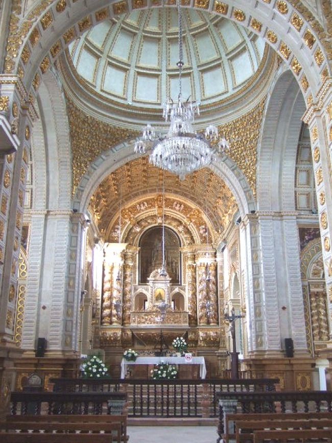 内部は、金泥細工が使用され、明るい雰囲気でした。修道女が賛美歌の練習をしていて、雰囲気よかったです。