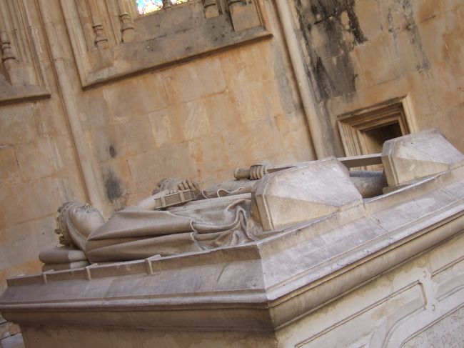 エンリケ航海王子の両親が手をつないで安置されてます（背が低くて、上手く撮れなかった・・・）