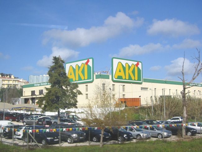 国道沿いには大型スーパーもありました