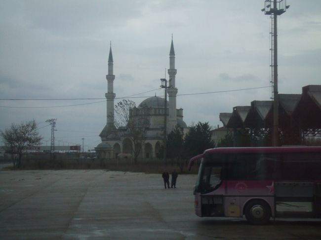 ブルガリア＝トルコ国境で。ミニチュアのモスクが