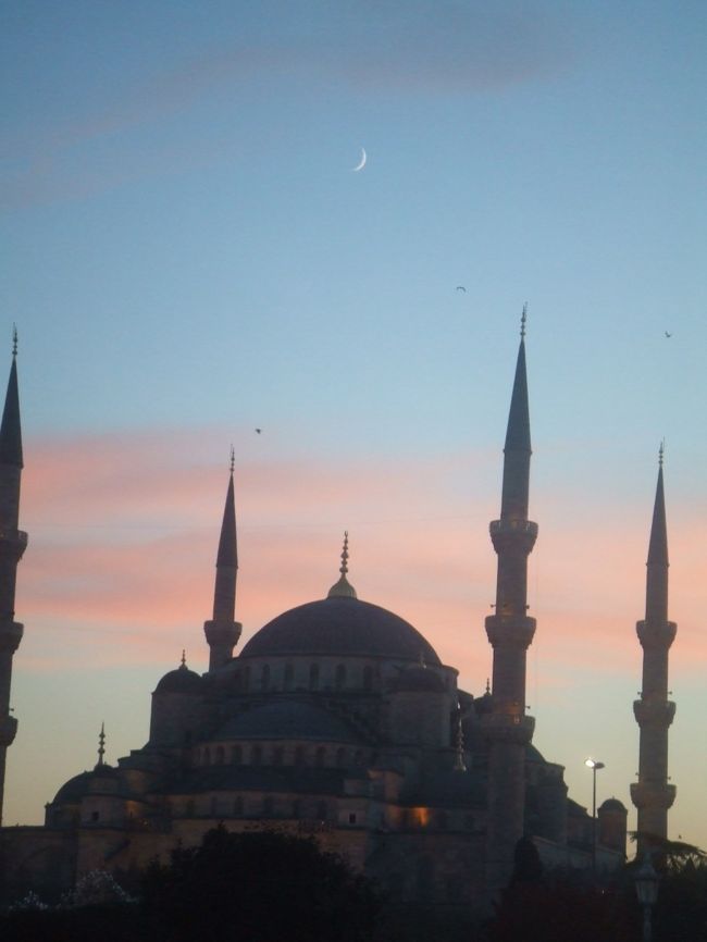 夕暮れ時のブルーモスクと、その上に架かる三日月