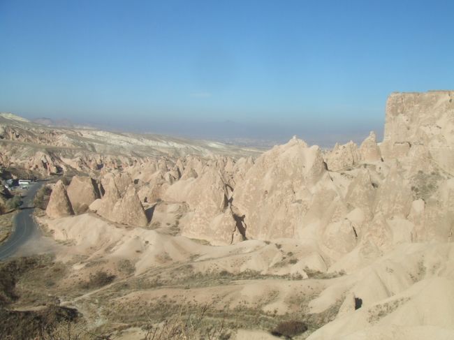フライトまで日数があったので、簡単なツアーを組んでカッパドキアへ。<br />話に聞く通りの奇岩の風景！