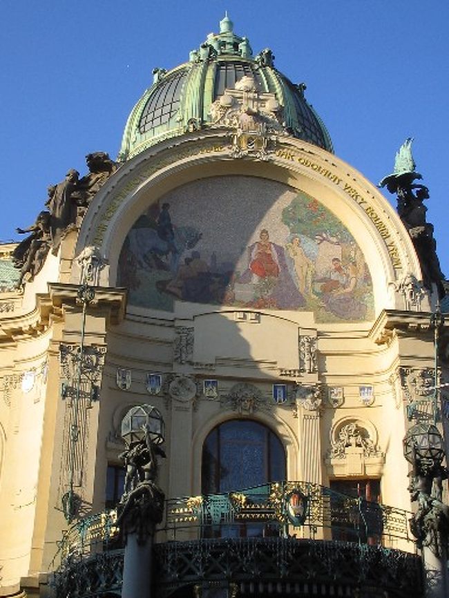 火薬塔のすぐ近くには豪華な装飾の市民会館がある。