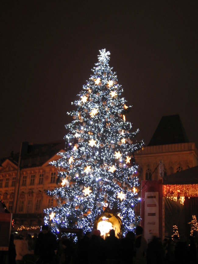 だんだん霧も濃く冷えてきて、明日はもしかしたら雪が降って雪景色のプラハ城が見れるかもしれない。<br />でも明日はプラハを離れる予定だからもし降られたらビミョウだな〜とちょっと複雑な気分。<br />