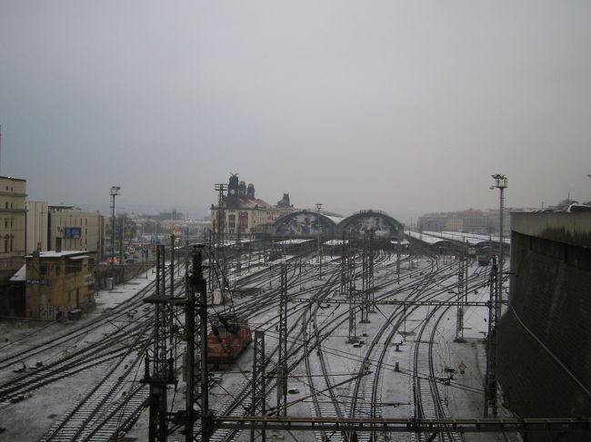 その翌日、わたしの思いとは裏腹にプラハはうっすら雪景色☆<br />うっすらだったからちょっと安心して、正月にはもっと積ってるかも♪と期待してみたところ、どうやらその思いは天に届かなかったようだ。<br />そして残念な事に、この日プラハ城はわたしの予想通り雪で覆われていたらしい。<br /><br />あーあ・・・見逃してしまった＞_＜