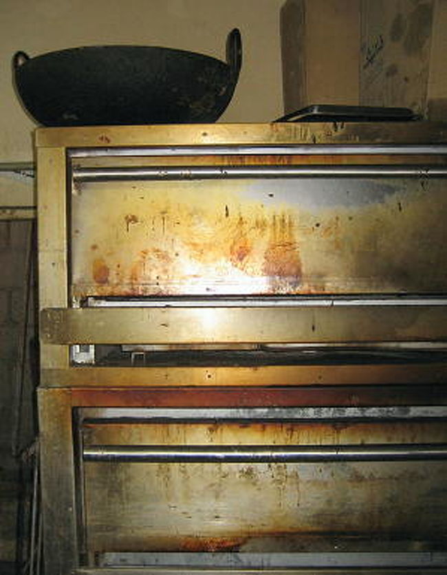 <br /><br />年期のはいったオーブン<br />これ一台でフル操業のようです。<br />Makroでは発酵もできるオーブンが<br />別にありましたが。