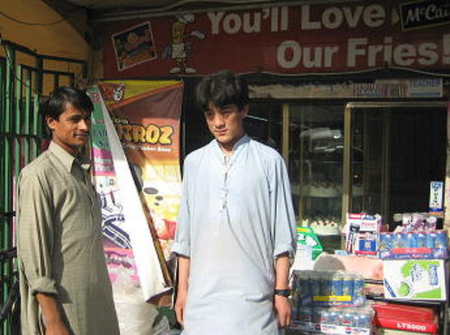 パン焼き職人の一人がでてきたので<br />カメラに収まってもらったら<br />緊張して固まってしまいました。<br />かっわゆ〜〜い。