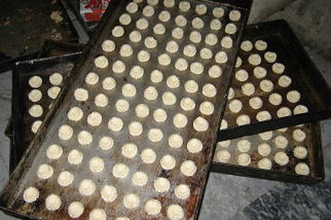 今回は「めんたいこさん」が<br />フランスパンの生地であんぱんを。<br />私がスイート・バンの生地で<br />あんぱんと豆ぱんを焼いてもらう<br />という3本立て。<br /><br />焼き上がりまで2時間かかるというので<br />