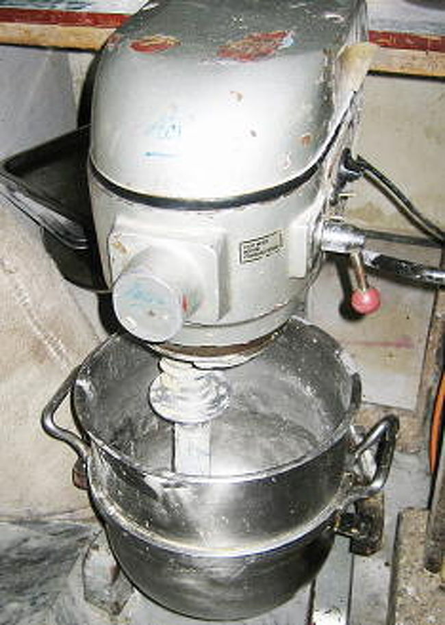 <br /><br />タネのこね機はMakroと同じです。<br />でも安全のためのカバーは<br />ありません。