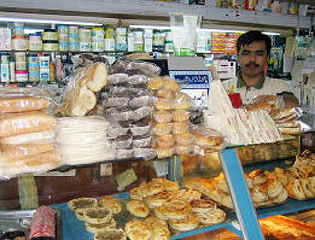 店員さんはあまり英語がわかりませんが<br />午後になるとオーナーの子供で11歳の<br />ムルトーザという<br />まんまるい顔の男の子がいて<br />通訳してくれます。