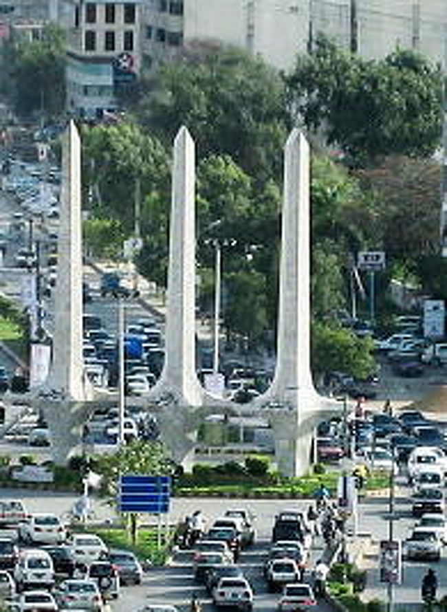 建国の父ジンナーのモットーだった<br />忠誠・秩序・団結をあらわす3本の剣<br /><br />ここからアラビア海方面に向かうと<br />ドー・タルワール（2本の剣）もあります。<br />意味は不明（笑）<br />　　　↑<br />1965年の対印戦争を記念しているそうです。