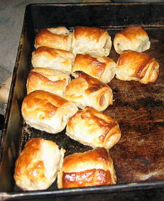 <br />ほかのものも<br />次から次へと焼きあがる。<br />これはソーセージロール。<br />もちろん豚肉のではありません。