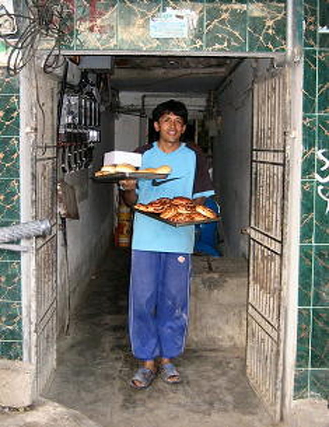 お店の横のトンネルをくぐって<br />窓のない穴倉のような厨房で焼きます。<br />オーナーに<br />「日本人が来たら誰でもあんぱんを<br />焼いてくれるか？」と聞いたら<br />「いつでも誰でもＯＫ。<br />直接来ても大丈夫だが、30分前に<br />電話をくれればベスト。」<br />という返事でした。<br /><br />Makroのように清潔そうには見えない<br />けれどもハエが一匹もいない。<br />Makroは店内に食肉や鮮魚売り場があるので<br />ハエが入ってきてしまうのでしょう。<br /><br />Makroのトレーニング・マネジャーが<br />ジャカルタに戻っている間に<br />ジャカルタは大洪水になってしまいました。<br />生きてる？とメールを出したのですが<br />返事がありません。<br />無事だといいんですけど。<br />　　　↑<br />「生きてるよ！」と電話がありました。<br />よかった〜。<br /><br />