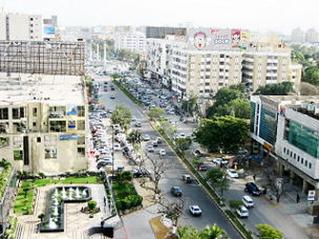 カヤバネ・イクバル通り。<br /><br />我が家から町の中心に出るときに<br />必ず通る通りです。<br />遠くにティン・タルワール（3本の剣）<br />が見えます。<br /><br />手前をまっすぐいくと<br />クリフトン・ブリッジを越えてすぐに<br />アメリカ領事館や日本領事館があります。