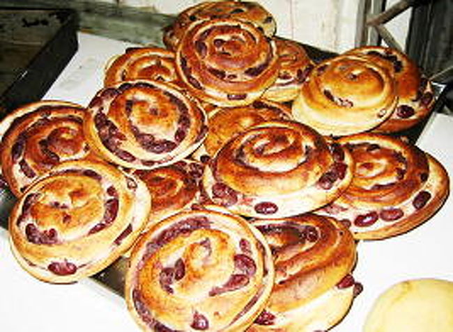 この間の我が家でのランチに<br />お友達が持ってきてくれた金時豆を<br />「豆ぱん」にしたいと思って頼んだら<br />イメージがつかめなかったようで<br />シナモン・ロール風に仕上げてくれました。<br /><br />手間賃と材料費で<br />あんぱん７ルピー（14円）<br />豆ロール10ルピー（20円）は安い！<br />