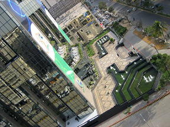 「めんたいこさん」のお友達Ｊさんのお宅で<br />お茶飲みして待つことに。<br /><br />カヤバネ・イクバル通りに面した<br />高層マンションからの眺め。<br /><br />Ｊさんは捨て猫を放っておけない<br />やさしいおばちゃまでした。<br />だから幸せそうにころころ太った<br />ニャンコたちがいっぱい！