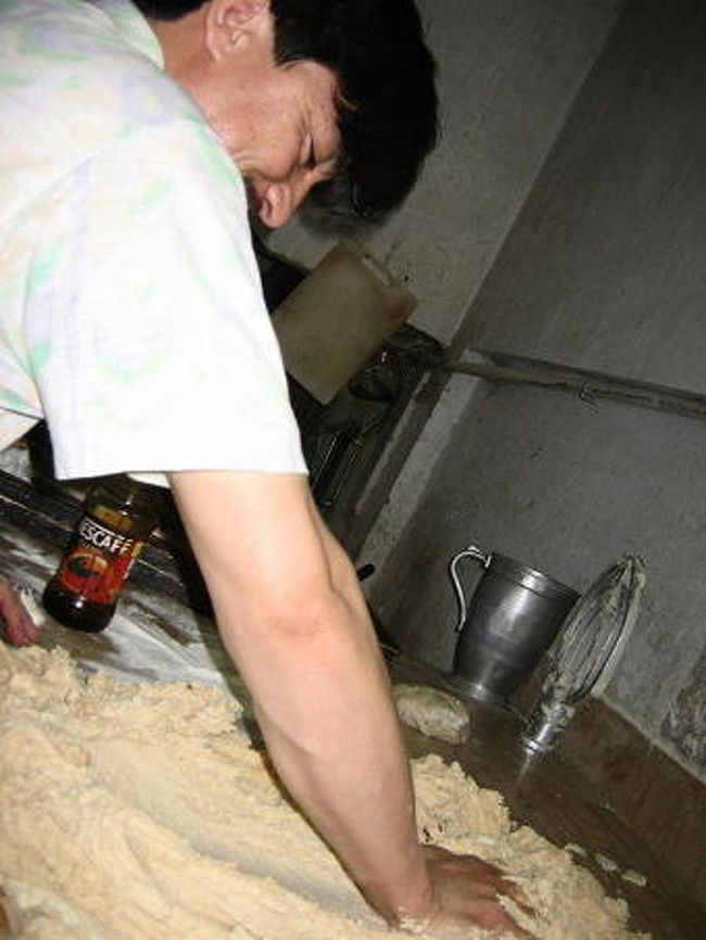 ムガル王朝は<br />ペルシャ・インド・モンゴルの混血<br />とのことですが<br />カラチでは朝青龍のような顔は<br />あまりみかけないなあと思っていました。<br /><br />でもこのベーカリーの職人さんたちは<br />人種のるつぼのよう。<br />この人は日本人そっくりです。<br />写真を撮ったらすんごく照れてました。