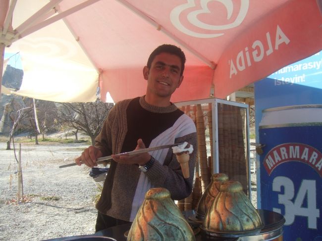 現地の人の写真シリーズ！<br /><br />トルコアイスを売っている兄ちゃん<br />２リラ＝約１６０円くらいだった<br />