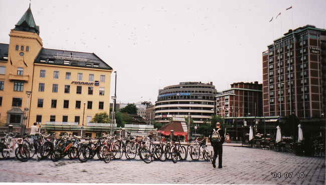 　オスロに着いた翌日、スタバンゲルへ向かう。<br /><br />　泊まった宿からトラムでオスロ中央駅バスターミナルへ。トラムはものすごくきれいで整ってる。<br /><br />　写真は朝7時半頃のオスロ中央駅前。<br />　日曜の朝だからか、閑散として寒々しい雰囲気。