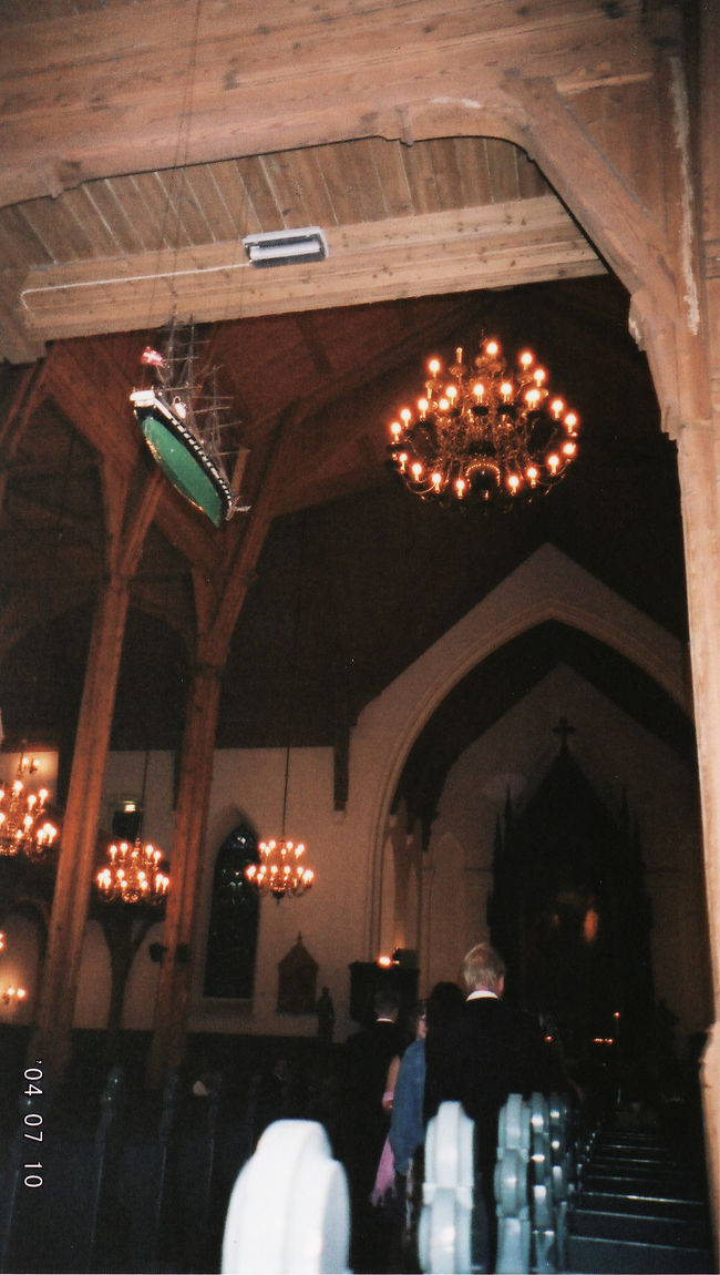 　オスロからスタヴァンゲルまで行くのに、クリスチャンサン経由。バスターミナルに早く着いたので、余裕で座れたけど、出発前にはほぼ満席。<br /><br />　オスロからクリスチャンサンまで1回休憩を挟んで、たぶん4〜5時間ぐらい。<br /><br />　スタヴァンゲル行きのバスが来るまで時間があるから、大聖堂に行ってみた。そしたら結婚式の最中だったみたい。