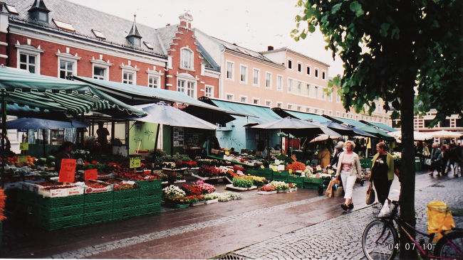 　教会前の大通り。<br /><br />　小さな街だけど、道が碁盤の目にきれいに整備されてる。<br />　歩行者天国になっている道が多くて、道の両側には露店が並んでて楽しげな雰囲気。その分、人はものすごく多かった。<br />　露店の向こうの道沿いにはかわいいカフェやらお店がたくさんあったけど、どこも満員だった。<br /><br />　クリスチャンサンには2時間ほどいただけで、スタヴァンゲル行きのバスに乗った。<br /><br />　オスロ〜クリスチャンサン間はけっこう寝てしまったからわからなかったけど、クリスチャンサン〜スタヴァンゲル間は、海沿い(フィヨルド沿い)をひたすら走り続けた。<br /><br />　途中で湖沿いを走っているように見えたのは、全部フィヨルド。道の横はすぐフィヨルド、反対側はすぐに山だから、高原の湖風だけど実は海。天気があまり良くなくて小雨がパラついていたけど、山間に雲がかかっているのが模様みたいに間近に見えて幻想的であった。