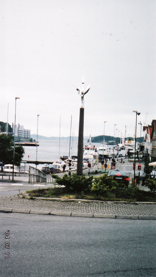 　スタヴァンゲルはクリスチャンサンと比較して、都会だった。<br />　郊外まで拓けていて、近代に発展した港町といった風情。スタヴァンゲル近くになると道路の車線も多くなったし、鉄道駅もターミナルになってる。そのわりには、やっぱり人は少なかったが・・・。<br /><br />　泊まった宿は日本で予約したB&amp;B。おばさんと娘さんで切り盛りしてるみたい。B&amp;Bとはいえ、物価の高いノルウェー、それなりの値段はしたけど居心地の良い宿だった。