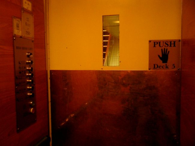 Rosella号のエレベータ内。<br />階に着いたら手で押してドアを開けます。