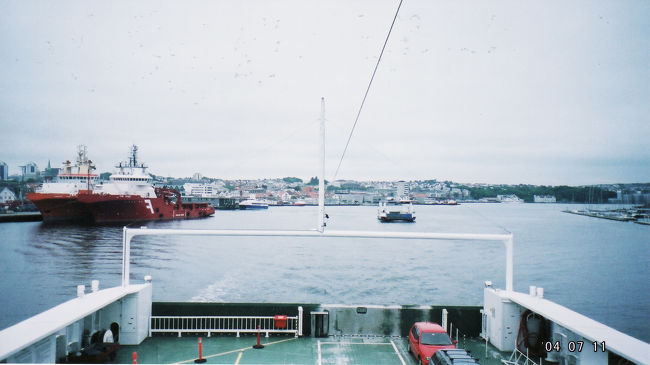 　スタヴァンゲルを離れ、フェリーでタウヘ。<br />　タウ行きのフェリーターミナルはけっこうわかりづらい。かつインフォメーションらしき窓口は閉まってて、切符はどうするのかわからん。フェリーから降りてきた係員チックなおじさんに聞いたら、フェリー内で買えるって。