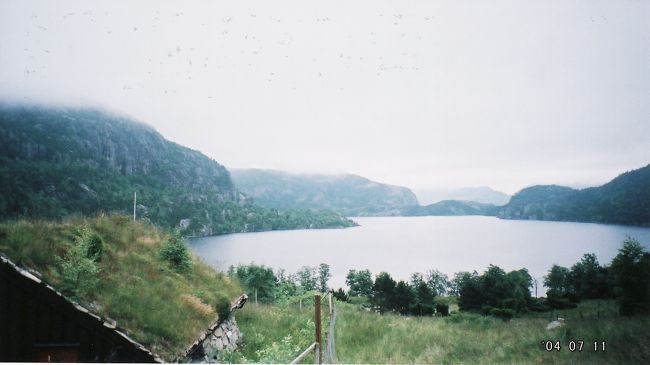 　タウのフェリーターミナルで降りてから、すぐバスへ。バスを待ってる人はたいていプレーケストーレンへ行く人達。ジャージやら登山風の格好の人ばっかりで、ジーンズで普通の格好なのは私ぐらい。<br /><br />　バスは最初のうち海岸沿いの道路を走ってたけど、そのうち海が消えて山中へ。かなり坂を登ったけど、プレーケストーレンヒュッテ直前で、逆にかなり下った。これからしんどい上り坂を歩かないといけないのに、そんなに下るな〜、と思ったけど、願いも虚しくバスはどんどん下っていく。<br /><br />　そしてフィヨルドの端、プレーケストーレンへの登山口プレーケストーレンヒュッテに到着。