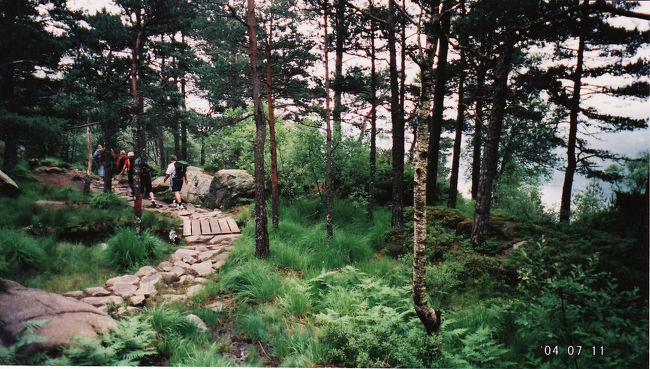 　10分ほど上り坂を登って、いったん平坦な道に出た。森林の中のハイキングコースみたいで、このあたりは歩きやすい。<br /><br />　木々の間から霧を通してうっすらと見える景色も幻想的。