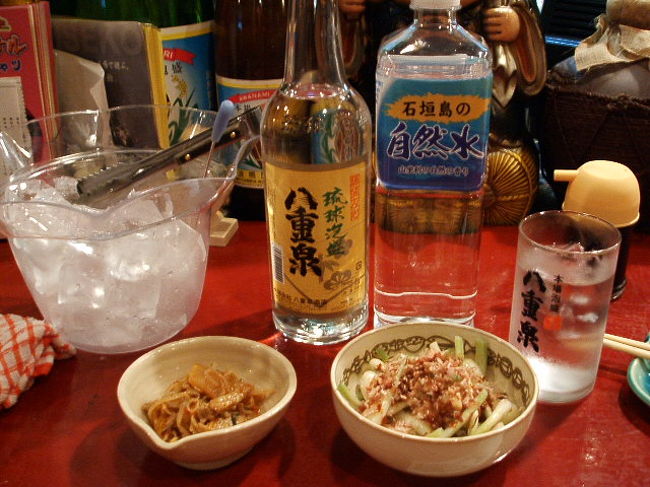 石垣島には、当初から夜寝るだけの予定だったため、ご飯くらいは美味いもんが食いたいと思って、ネットで念入りにリサーチ。当日、ホテルにチェックインして荷物を置くと、ここ居酒屋「湖南(こなみ)」へ。<br />早速、泡盛の３合瓶と、大好きな島らっきょで乾杯☆左はお通し。評判どおり、で〜じ美味いっo(≧∀≦)o!!