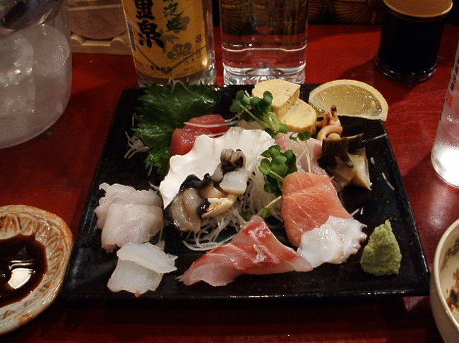 お刺身の盛り合わせも美味♪「沖縄は魚や飯が不味いからさぁ〜」なんてほざく全ての痛風オヤジどもに告ぐ。あんたらは二度とこの地に来なくてよしっ(笑)。