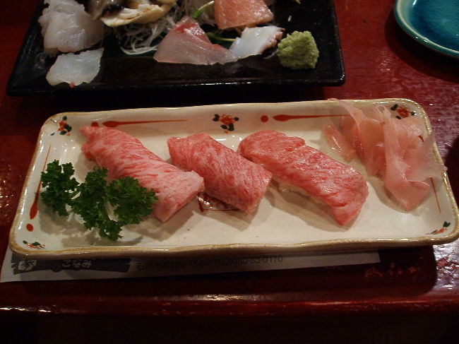 ネットで見て、絶対今回食べたかった、石垣牛の握り。バカウマッッッ！！絶妙な味を不審に思って肉をはがすと、肉とシャリの間には、うっすらスライスされたにんにくが。(´∀｀∩)↑アゲー↑