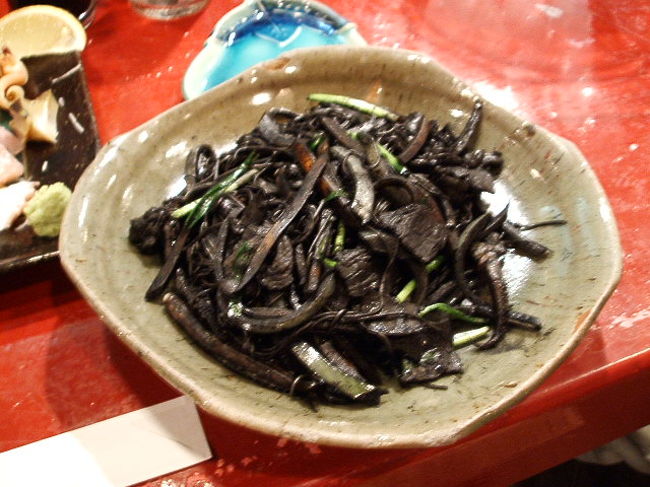 「本日のオススメ」と黒板にあったメニューの一つ、イカ墨ソーメン。これもガーリックのパンチがきいてて、野菜たっぷりで素敵な味♪