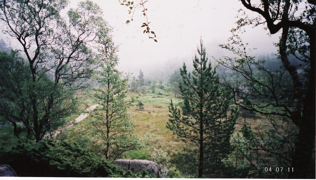 　プレーケストーレンヒュッテからプレーケストーレンまで、めっちゃ急な上り坂→平坦な道・軽い下り坂・軽い上り坂→めっちゃ急な上り坂を繰り返して登っていくみたい。<br />　だいたい4分の1ずつぐらいの間隔で、プレーケストーレンまでの距離と坂がどんなもんか描いた看板が立ってた。