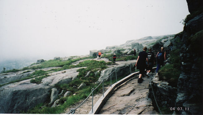 　プレーケストーレンまであと少し。<br /><br />　ここに来るまで、かなりの岩をよじ登った。ハイキングコースどころではなかった・・・。<br /><br />　この写真ぐらいのところまで来たら、1m幅ぐらいの道の右側は岩壁、左側はすぐ崖だったりする。高い木もなく、視界は良くなったけど、けっこうスリリング。