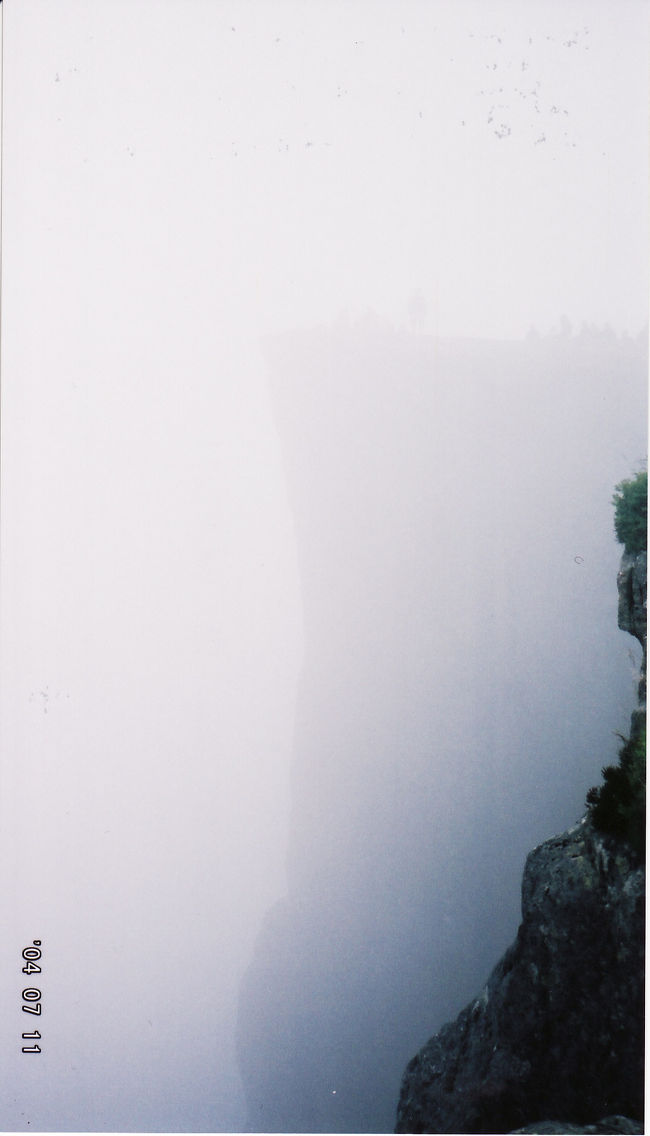 　やっと、プレーケストーレンが見えた!!<br /><br />　が、この霧・・・。<br /><br />　でもうっすらと見えたときは、ほんまに、テンション急上昇。