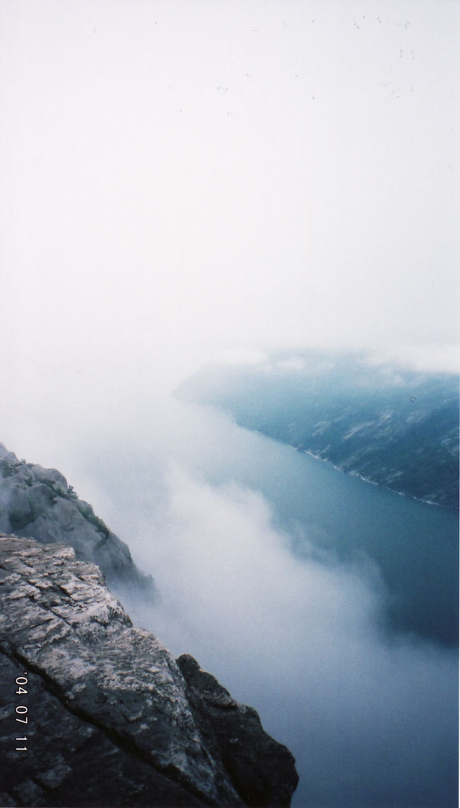 　ずっと曇ってたけど、ときどき霧が薄くなる。<br />　霧の晴れ間(?)の一瞬に、プレーケストーレンからリーセフィヨルドを眺める。<br /><br /><br />　プレーケストーレンまで2〜3時間かかるって聞いていたけど、あんまり休憩せずにがんばって歩いたからか1時間半ぐらいで着いてしまった。<br />　岩登りしんどかったし、こんなに曇ってるけど達成感!!