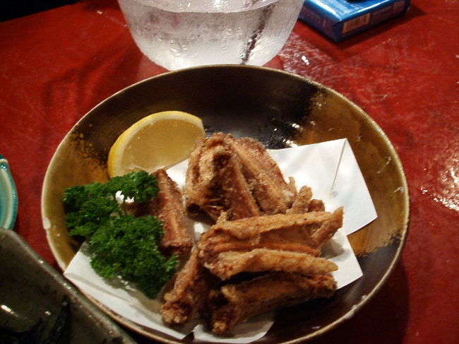 隣に座ってた、ジモティーの常連さんがご馳走してくれた、ハブのから揚げ(!!)。調理されるBEFORE/AFTER、がっつり見せてもらったわ。<br />すんげー硬いけど、酒が進みます♪