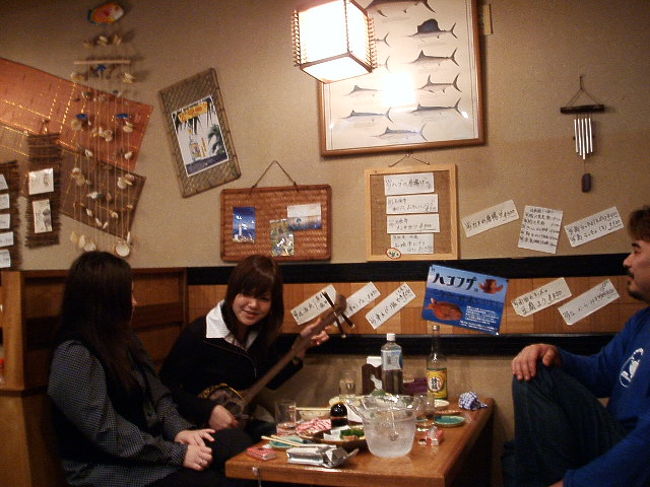 たまたま居合わせたお客の女の子に、大将が頼んでくれて、三線片手に即興島唄ライブ勃発☆ガンガン合いの手入れてきました(笑)。