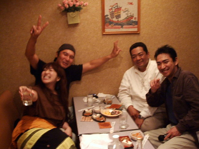 向かって右手前が、ここ湖南の若旦那。ホントいい人で、あのバカウマ豆腐ようもこの大将のサービスだし、TULIP(SPAMみたいなポーク)の缶詰も頂いたり、店閉めてから奥の２人の常連さんも一緒にもう１件呑みに連れてってもらったり(記憶ないけど汗)、ホントよくしていただきましたm(_ _)m料理ホント美味しいよ！皆様、石垣に行く際は居酒屋湖南へ〜♪♪