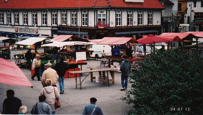 　プレーケストーレン行きから、一晩明けて、スタヴァンゲル最終日。この日の昼のバスで次の目的地ベルゲンへ向かう。<br /><br />　午前中は市街を散策。朝市らしきものをやってたけど、あんまり賑わってない。イチゴがおいしそうに並んでる。ちょうどシーズンだったらしい。<br /><br />　博物館とか、市内の見所もあるけど、たいてい11時からだった。スタヴァンゲルは観光地というより、生活に適した街という印象だった。